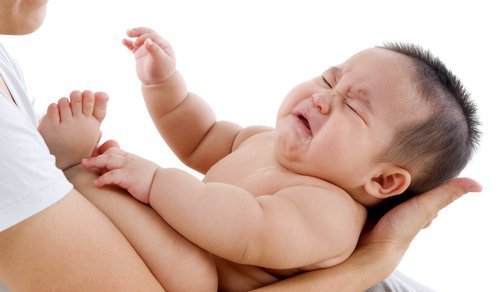 Trẻ gần 2 tháng tuổi khò khè do đờm gây khó thở phải làm sao?