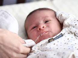 Trẻ sơ sinh khò khè kéo dài kèm khó thở có nguy hiểm không?
