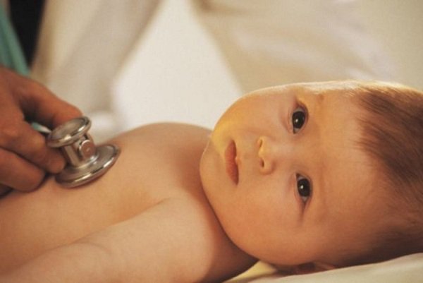 Trẻ sơ sinh 10 ngày tuổi tim bị hở van ba lá nhẹ có nguy hiểm không?