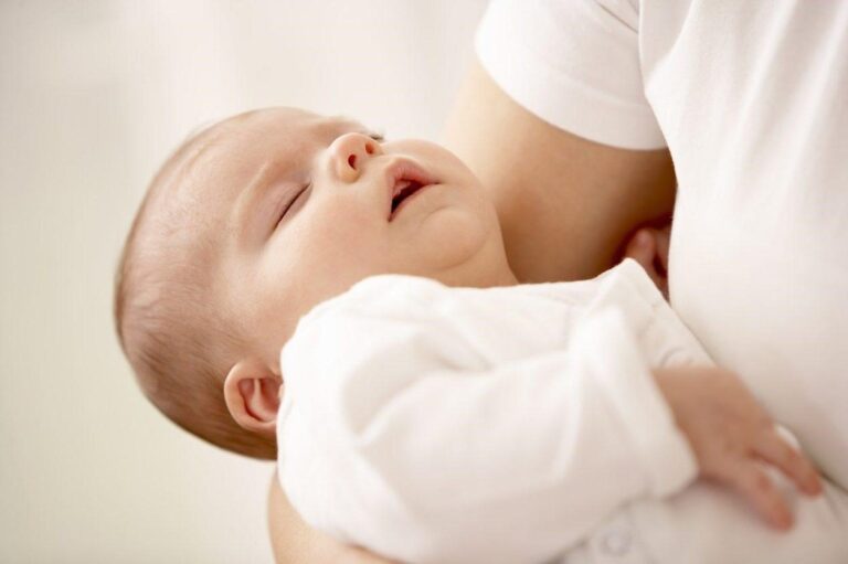 Trẻ sơ sinh 1 tháng tuổi đi ngoài nhiều lần liệu có nguy hiểm không?