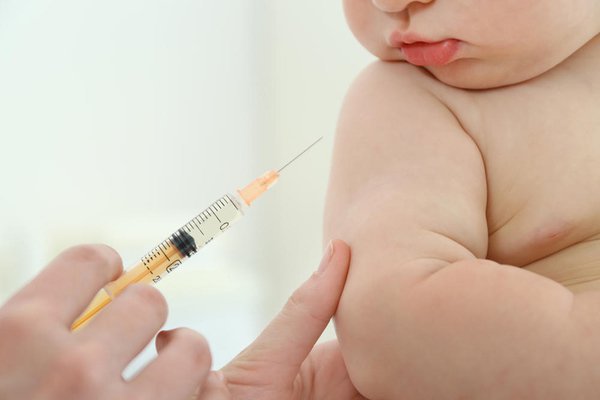Trẻ 18 tháng tiêm thiếu vắc-xin 5in1, phải làm sao?