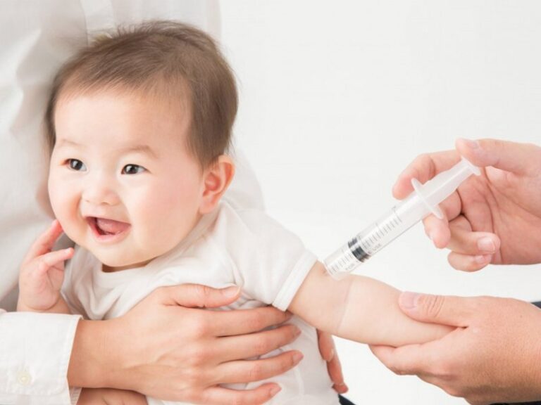 Trẻ tiêm phòng vắc-xin 3 trong 1 không đúng lịch có sao không?