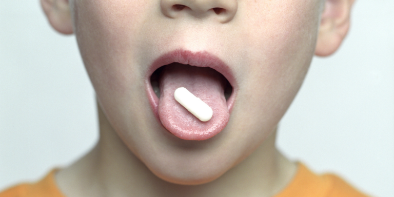 Trẻ đang uống thuốc dị ứng có tiêm được tiêm mũi uốn ván và bạch hầu nhắc lại?