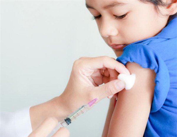 Trẻ 5 tuổi đã đủ tuổi tiêm nhắc lại vắc-xin bạch hầu không?
