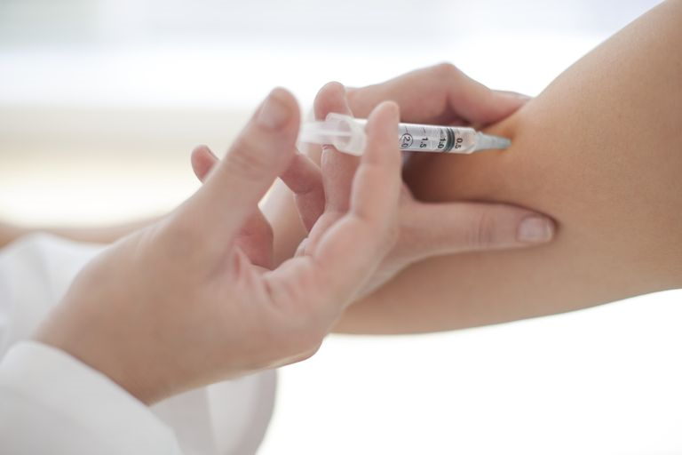 Trễ mũi cuối vắc-xin bạch hầu có thể tiêm tiếp không hay phải tiêm lại từ đầu?