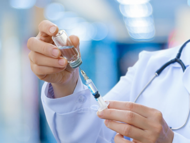 Người trong độ tuổi 20-25 và 50-55 có nên tiêm vắc-xin bạch hầu không?