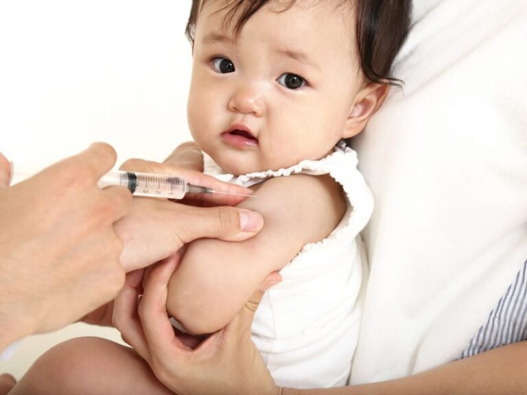 Tiêm vắc-xin phế cầu Synflorix cho bé 8 tháng theo phác đồ bao nhiêu mũi? Khoảng cách giữa các mũi là bao lâu?