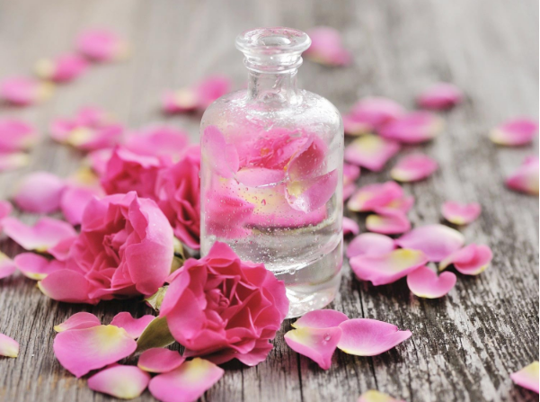 Nước hoa hồng có tác dụng gì trong chăm sóc da?