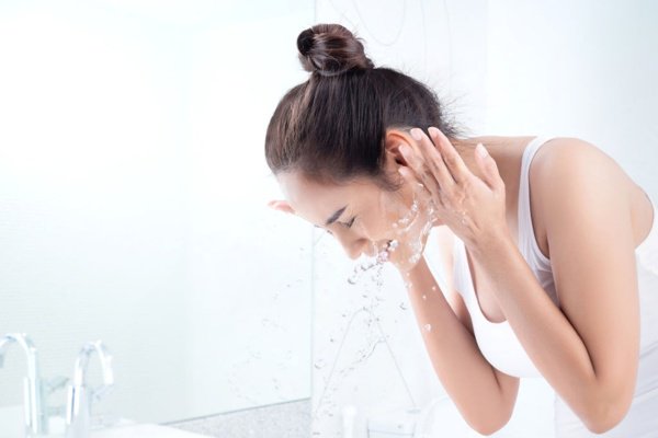 Da khô căng sau khi rửa mặt: Nguyên nhân và cách khắc phục