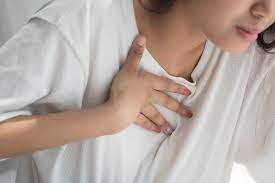 Tức ngực, khó thở, mồ hôi ra nhiều là biểu hiện của bệnh gì?