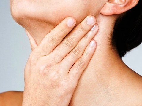 Nổi hạch sưng ở cổ kèm chảy dịch trắng đục dưới lưỡi là bệnh gì?