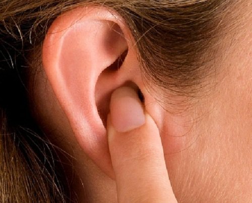 Tai nổi mụn kèm đau ngứa có phải viêm tai ngoài không?
