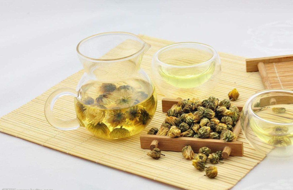 Tác dụng của trà hoa cúc – trà thuốc thảo mộc