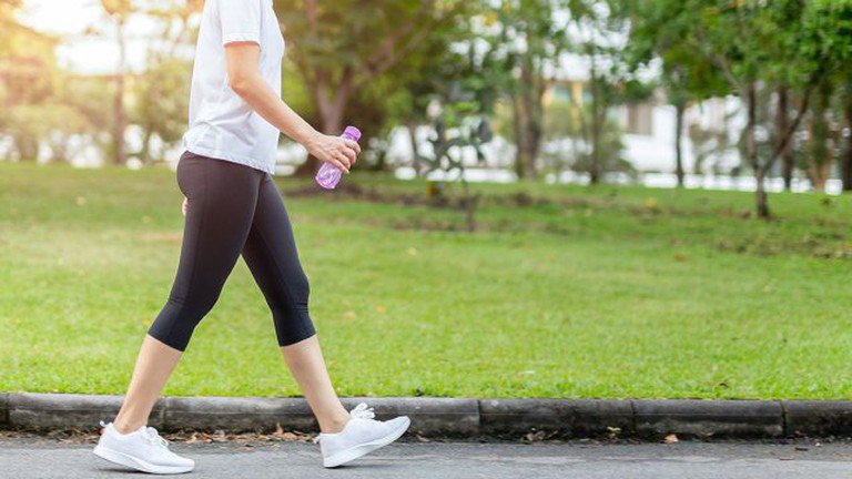 Điều chỉnh thói quen đi bộ của bạn để có sức khỏe cơ và xương