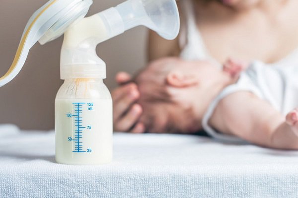 Cho trẻ sinh non bú sữa mẹ